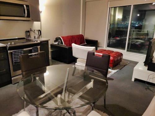 Furnished 1 Bedroom In East Village By Signature Suites Ltd Calgary Luaran gambar